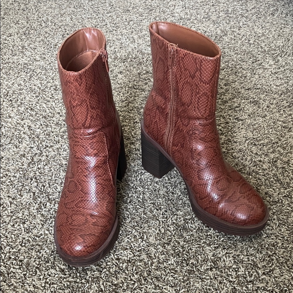 Universal Thread Snakeskin Tan Heeled Boots